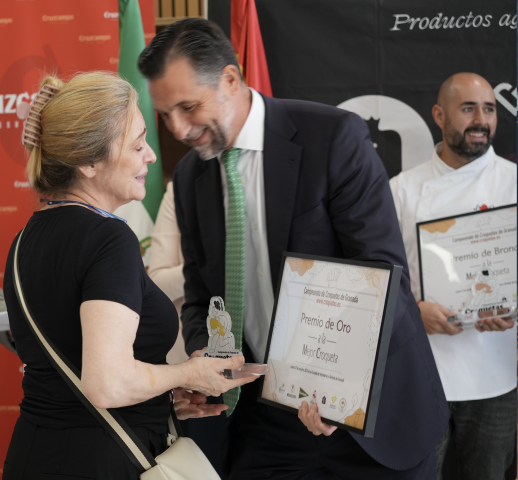 Carlos Hernández, El Corte Inglés, entrega el premio a la Croqueta de Oro del Campeonato a Carmen Bullejos, _Bar Rojo_